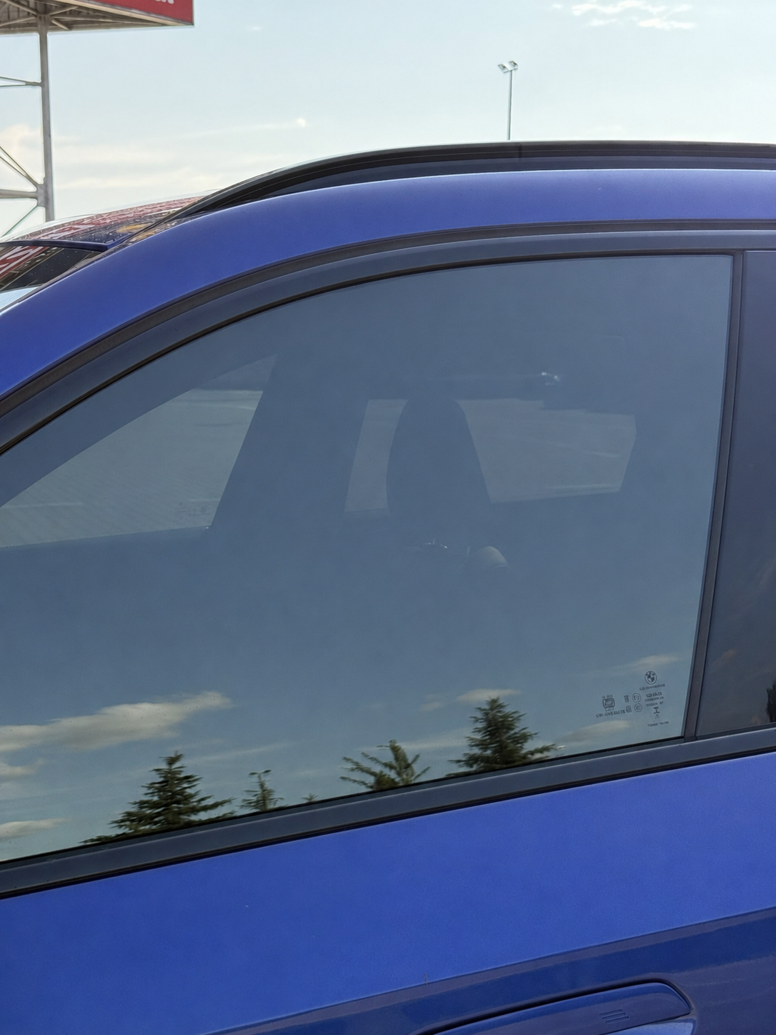 Tylna boczna szyba BMW X1 U11 z zamontowanym panelem przyciemniającym CiemnaSzyba