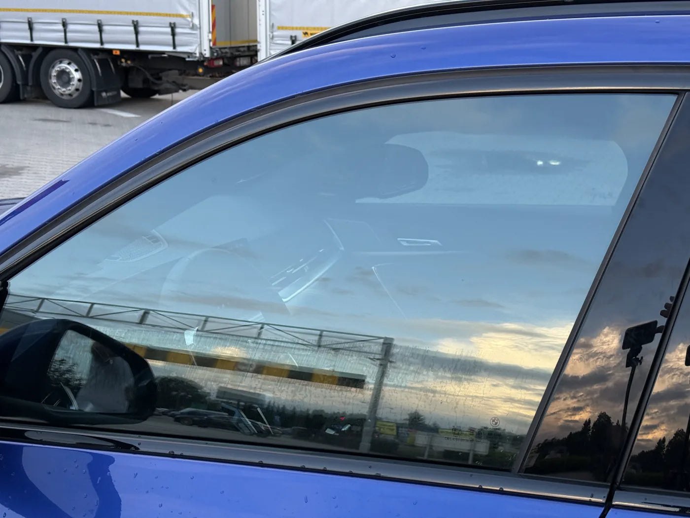 Side window with a 5% tint panel